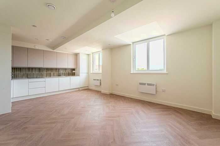 2 Bedroom Flat To Rent In Ballards Lane, Finchley Central, London, N3