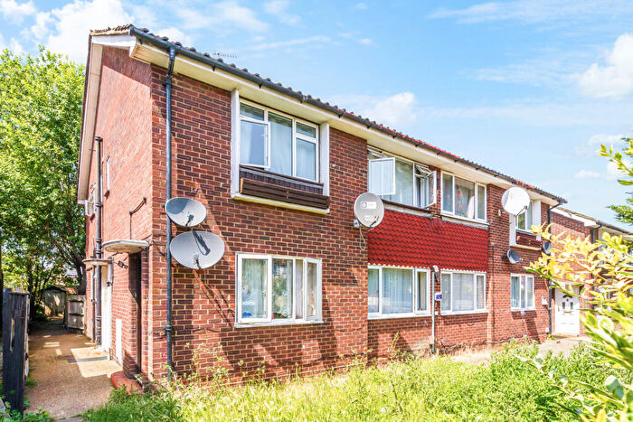 2 Bedroom Maisonette For Sale In Central Road, Morden, SM4