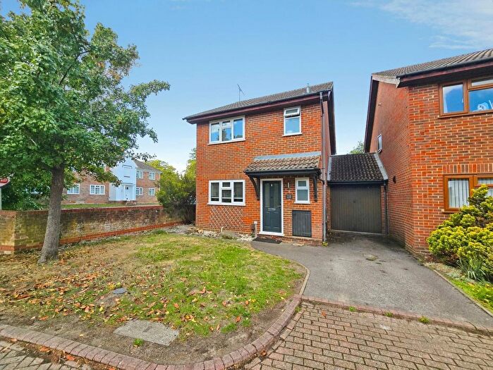 3 Bedroom Link Detached House For Sale In Kingfisher Walk, Ash, Surrey, GU12