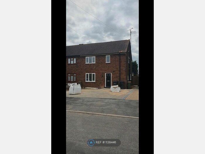 3 Bedroom Semi-Detached House To Rent In Rochford Garden Way, Rochford, SS4