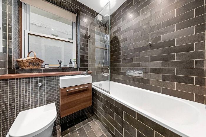 2 Bedroom Flat To Rent In Simpson Street, Battersea, London, SW11