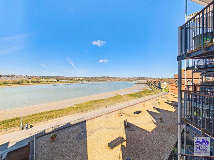 2 Bedroom Flat For Sale In Valetta Way, Rochester, ME1