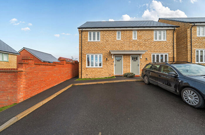 2 Bedroom End Of Terrace House For Sale In Luckett Close, Faringdon, Oxfordshire, SN7