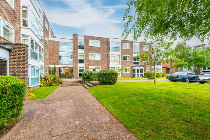 2 Bedroom Flat To Rent In The Squirrels, Belmont Hill, Lewisham, SE13