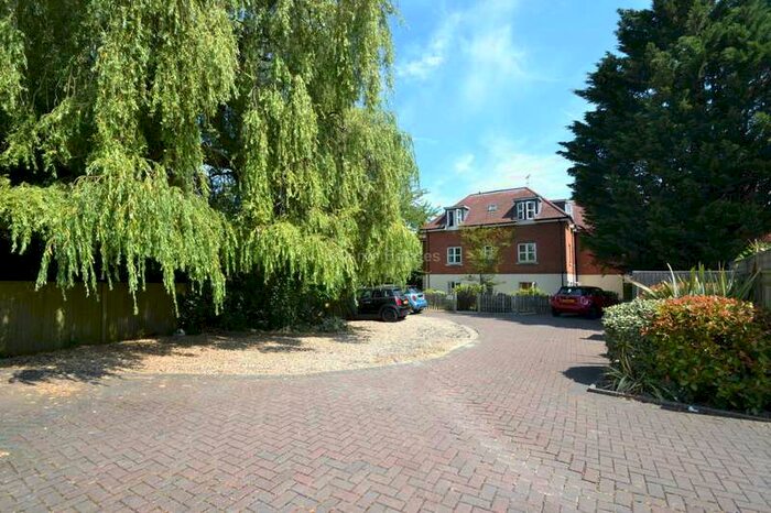 2 Bedroom Flat To Rent In Wessex Gate, Reading, RG2