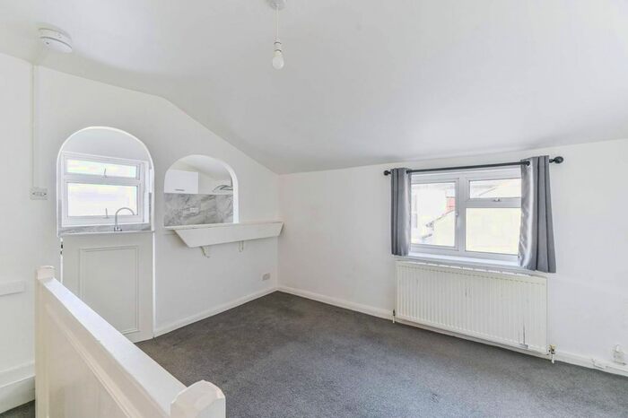 1 Bedroom Flat To Rent In Woodside Green, South Norwood, London, SE25