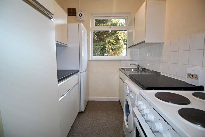 2 Bedroom Maisonette To Rent In Stainton Road, Enfield, EN3