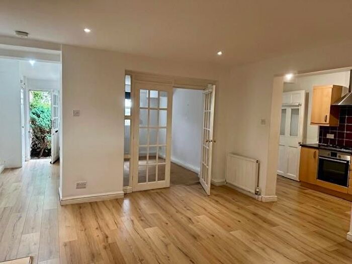 2 Bedroom Flat To Rent In St. Johns Square, Wakefield, WF1