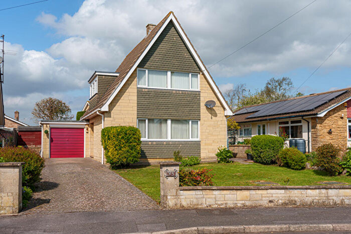 3 Bedroom Detached House For Sale In Hawthorn Grove, Trowbridge, BA14