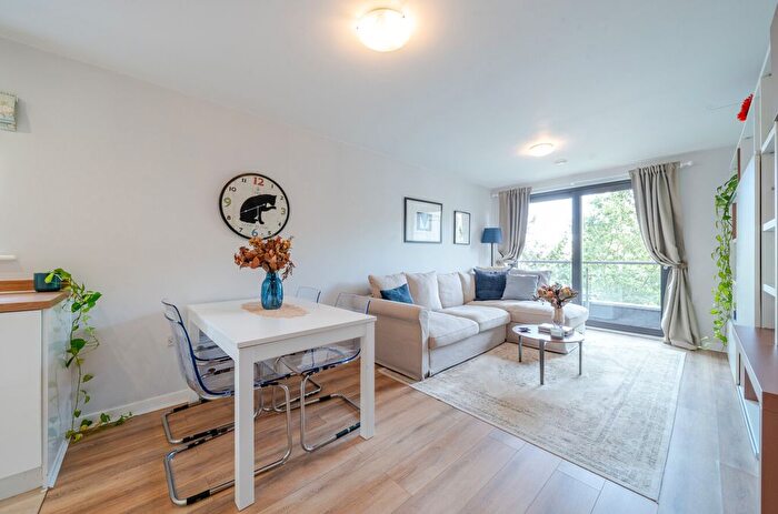 2 Bedroom Flat For Sale In Devonshire House, Putney Hill, London, SW15