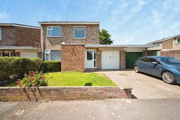 4 Bedroom Detached House For Sale In Hadleigh Close, Bedford, Bedfordshire, MK41