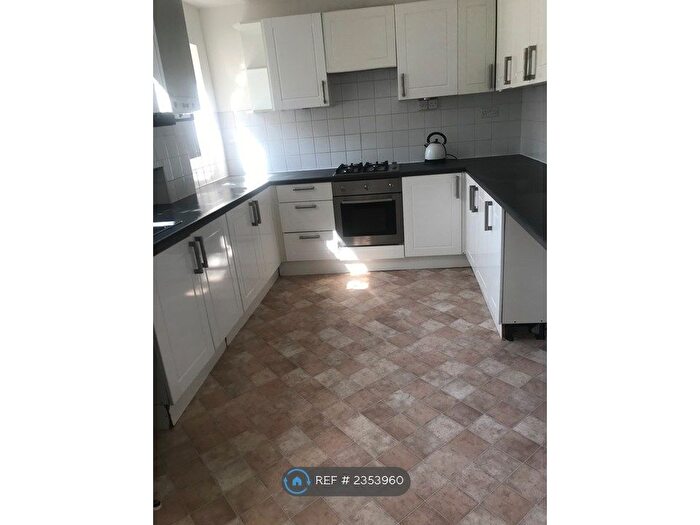 2 Bedroom End Of Terrace House To Rent In George Street, Wakefield, WF4