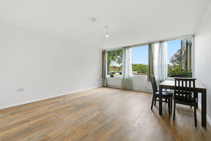 2 Bedroom Flat To Rent In Highgate Edge, Great North Road, East Finchley, N2
