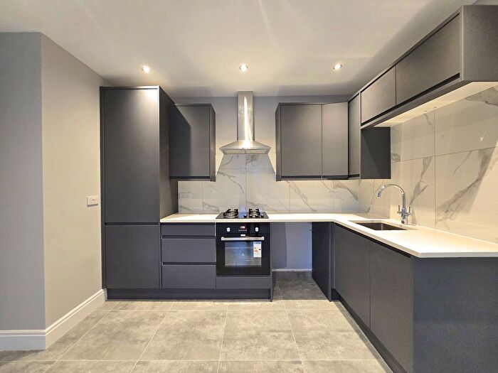 2 Bedroom Flat To Rent In Crescent Drive, Aldershot, GU12