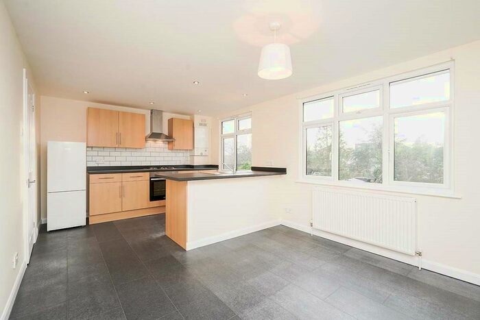 1 Bedroom Flat To Rent In Edenfield Gardens, Worcester Park, Surrey KT4