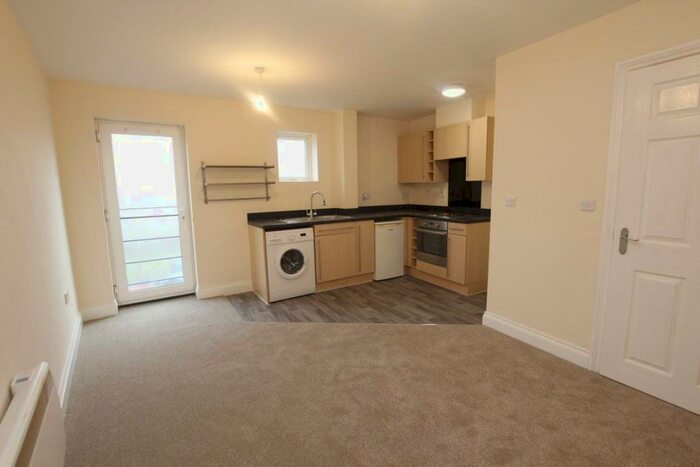 2 Bedroom Flat To Rent In Ivy Court, Okus, Old Town, SN1