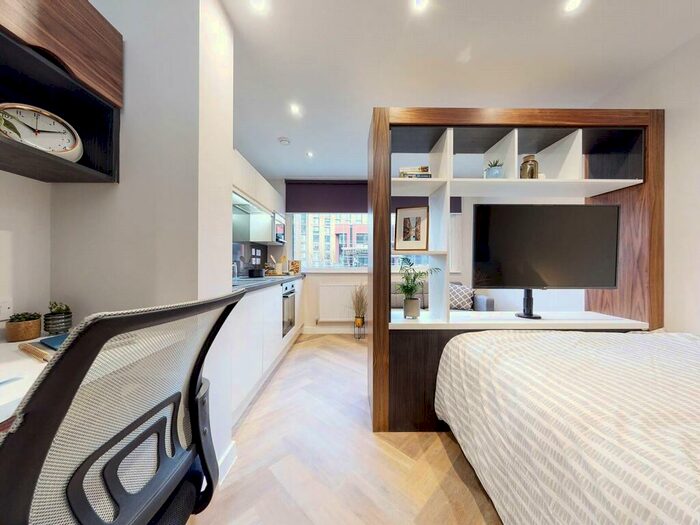 Apartment To Rent In Apt, Live Oasis Wade Lane #, LS2