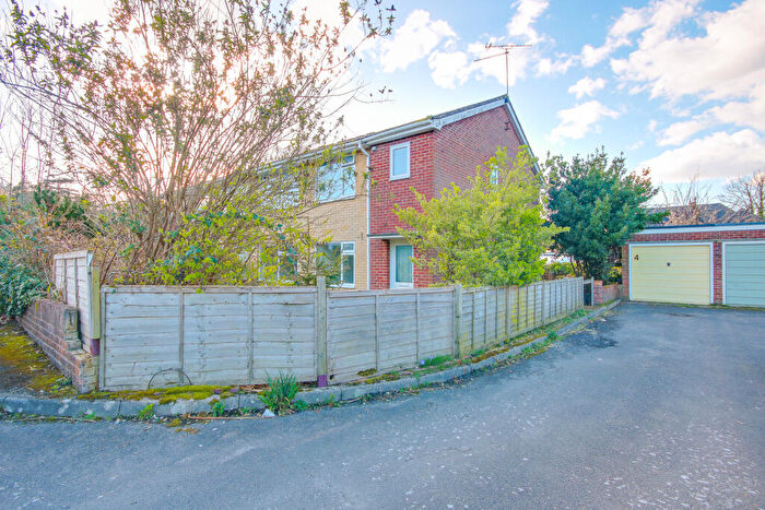 2 Bedroom Ground Maisonette For Sale In West End! Share Of Freehold! Chain Free!, SO30