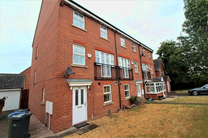 4 Bedroom Town House To Rent In Friar Park Road, Wednesbury, WS10