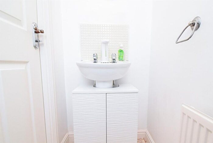 5 Bedroom Semi-Detached House To Rent In Temple Court, Wakefield, WF1