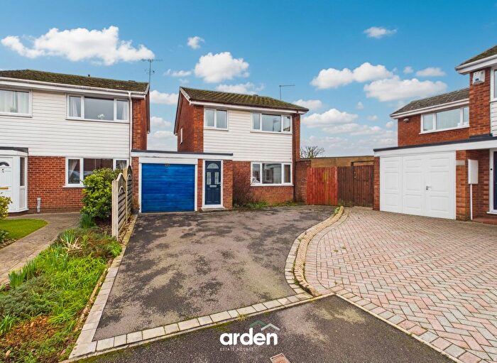 3 Bedroom Link Detached House For Sale In Brookside Drive, Catshill, B61
