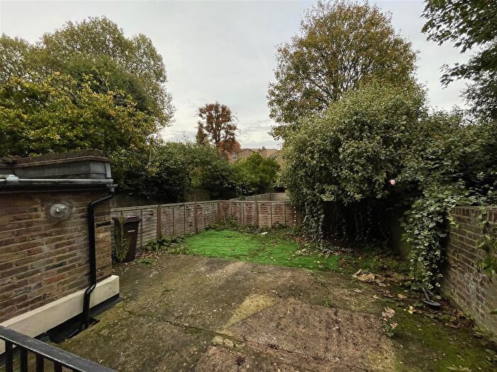 2 Bedroom Flat To Rent In Amhurst Road, Hackney, E8