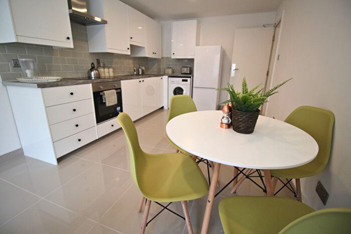 3 Bedroom Flat To Rent In Flat, Clarendon Road, Leeds, LS2