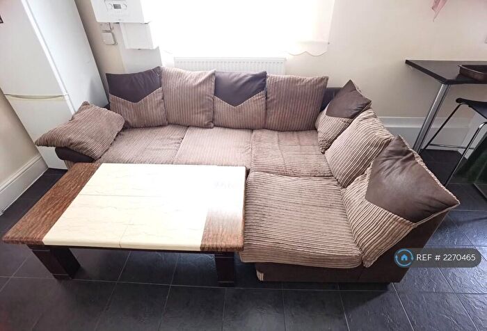 2 Bedroom Flat To Rent In Pen Y Lan Road, Cardiff, CF24