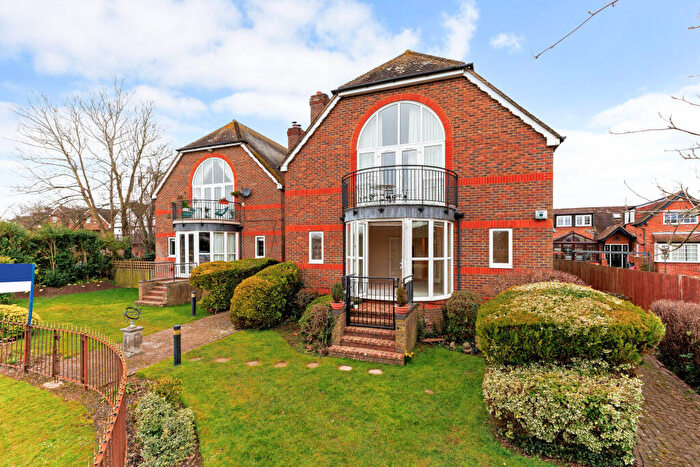 2 Bedroom Flat For Sale In Windsor Road, Old Windsor, SL4