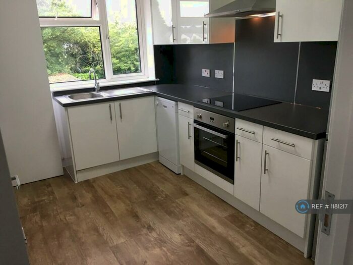 2 Bedroom Flat To Rent In Cookham Road, Maidenhead, SL6