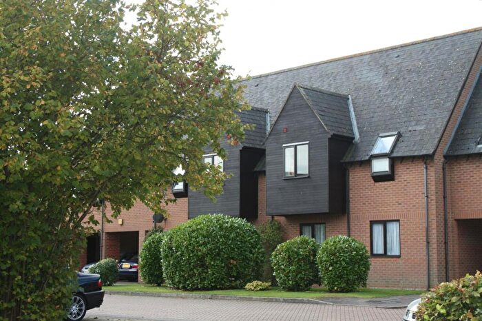 2 Bedroom Property To Rent In Poplars Close, Stone, HP17