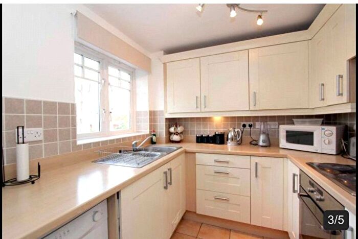 2 Bedroom Flat To Rent In Priory Fields, Watford, Hertfordshire, WD17