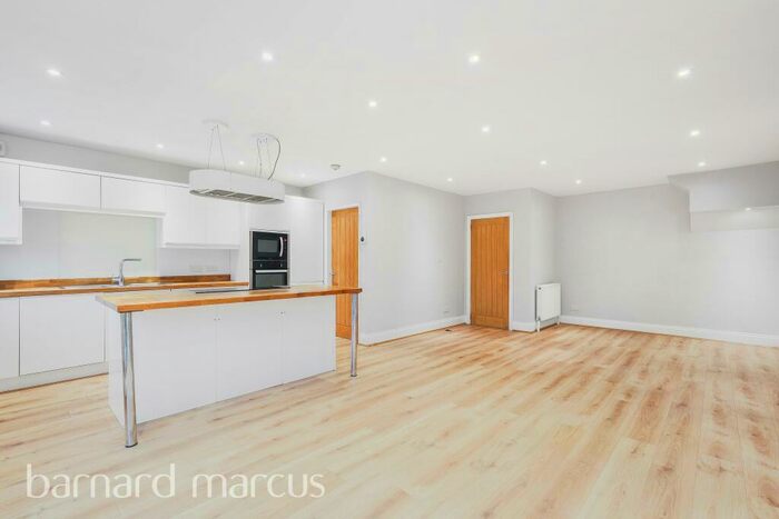 4 Bedroom House To Rent In Lakehurst Road, Epsom, KT19