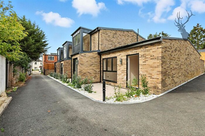 1 Bedroom Flat For Sale In Queens Road, Buckhurst Hill, IG9