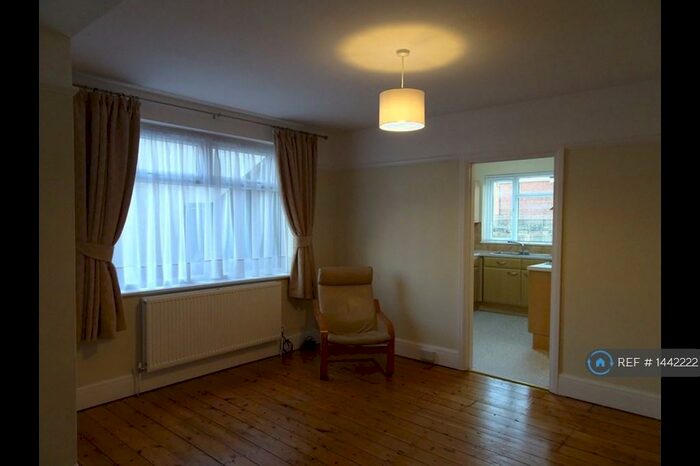 2 Bedroom Maisonette To Rent In South Norwood, London, SE25