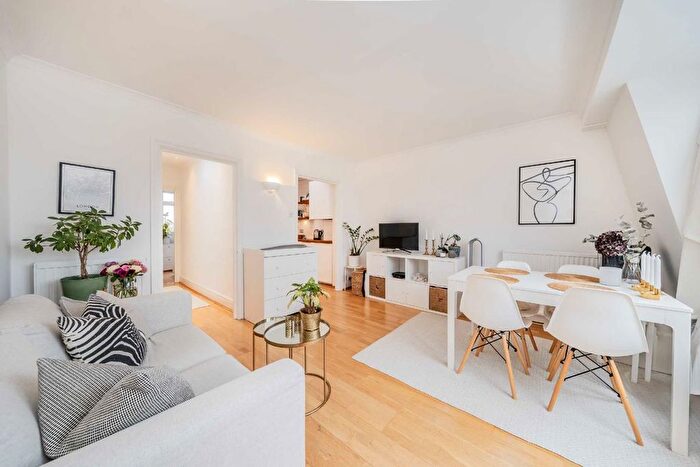 2 Bedroom Flat For Sale In Chepstow Crescent, Westbourne, W11
