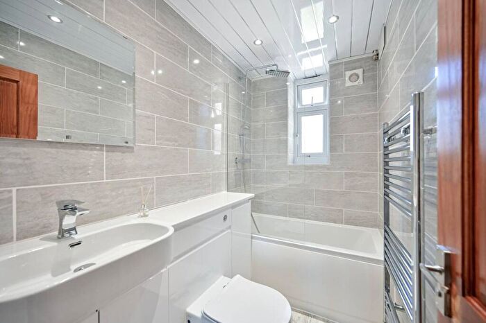 4 Bedroom Flat To Rent In Malden Way, New Malden, KT3