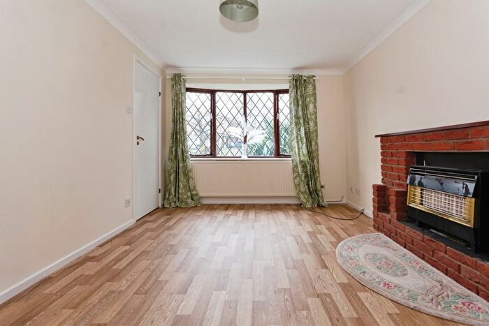 2 Bedroom Detached House For Sale In Raddlebarn Farm Drive, Selly Oak, Birmingham, B29
