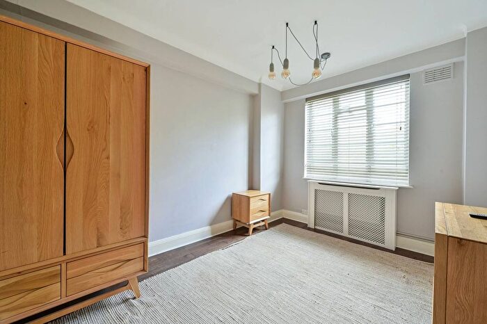 2 Bedroom Flat To Rent In Woodside, Wimbledon, London, SW19