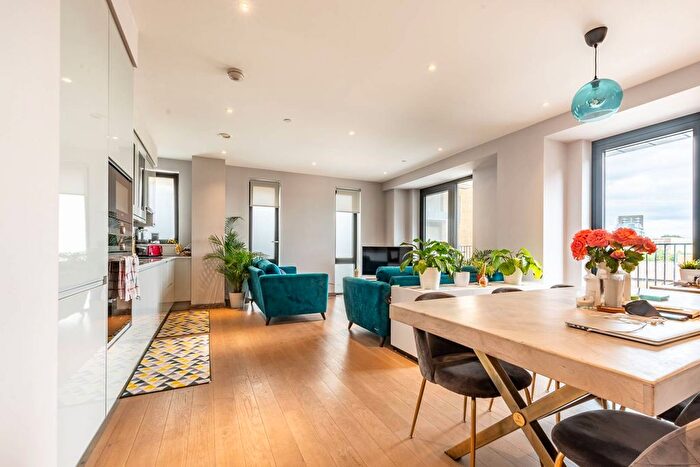 3 Bedroom Flat To Rent In Ryeland Boulevard, Wandsworth Town, London, SW18