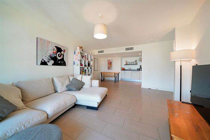 1 Bedroom Flat For Sale In Lombard Road, SW11