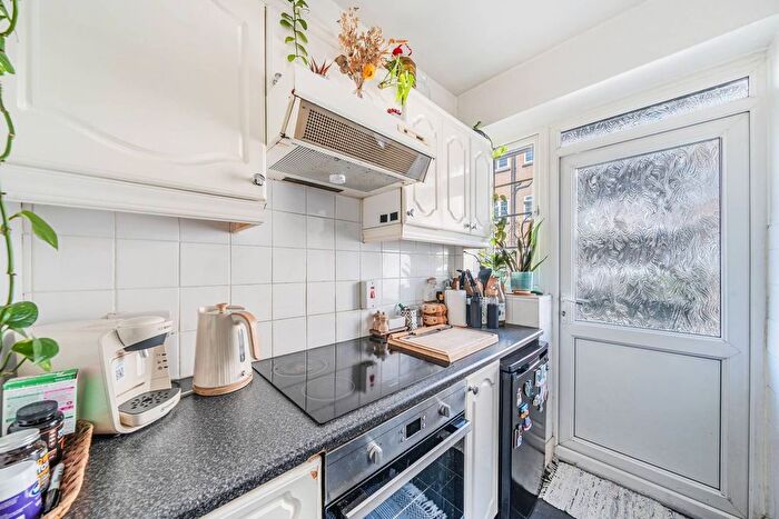 2 Bedroom Flat To Rent In Poynders Court, Clapham Park, London, SW4