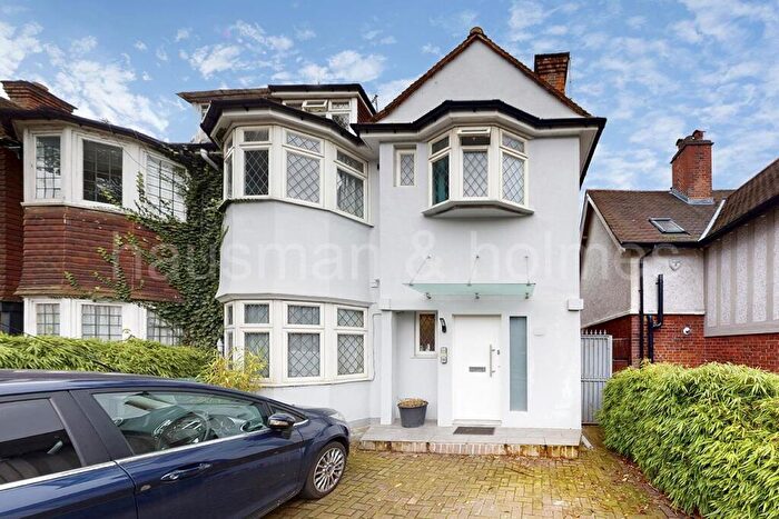 3 Bedroom Flat For Sale In North End Road, NW11