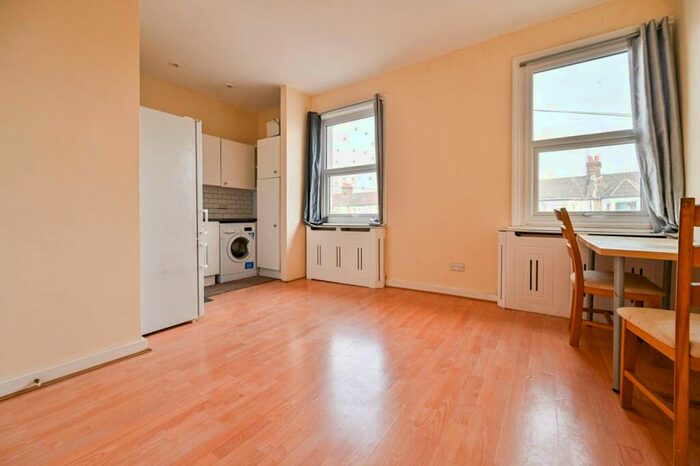 1 Bedroom Flat To Rent In Long Lane, East Finchley, London, N2