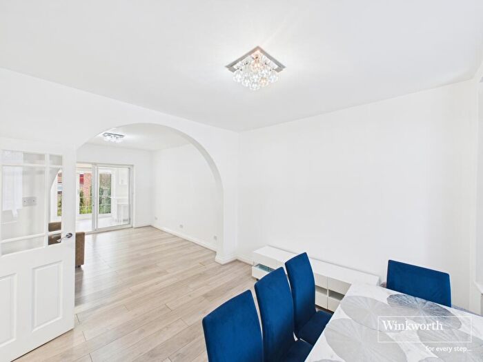 3 Bedroom Semi Detached House For Sale In Lodore Gardens, Kingsbury, London, NW9