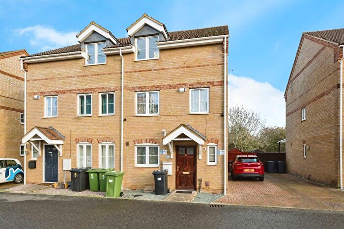 3 Bedroom Semi-Detached House For Sale In Phoenix Close, Peterborough, PE2