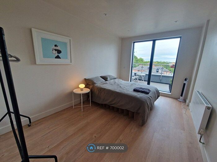 2 Bedroom Flat To Rent In Wotton House, Isleworth, TW7