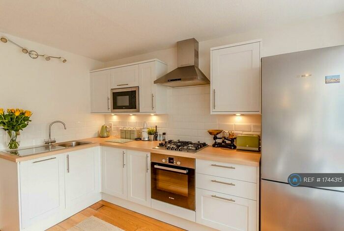 3 Bedroom Flat To Rent In Ridge Court, Warlingham, CR6