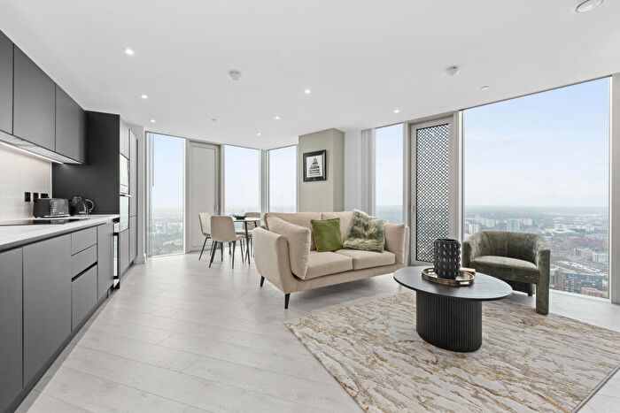 2 Bedroom Flat To Rent In Trinity Way, Manchester, Greater Manchester, M3