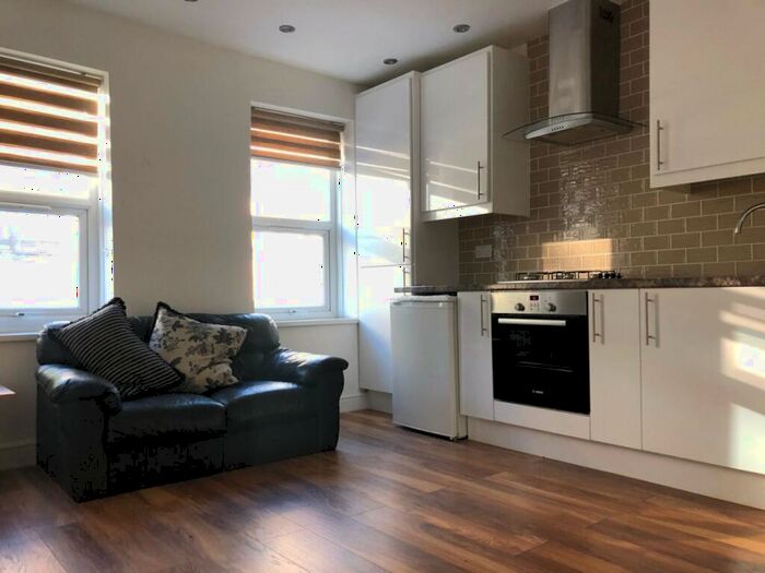 2 Bedroom Flat To Rent In Cambridge Heath Road, Bethnal Green, E2